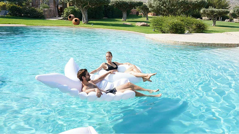 GNTM: Βίκυ Καγιά και Γιώργος Καράβας δίδαξαν τους διαγωνιζόμενους πώς να ποζάρουν μέσα στην πισίνα!